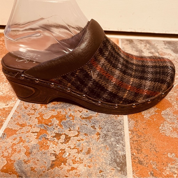🎁Fabulous Sofft Plaid Woolen Clogs! - Picture 7 of 16